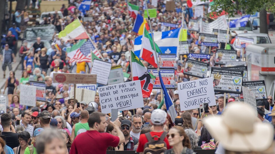 Une marée humaine remplit une rue.