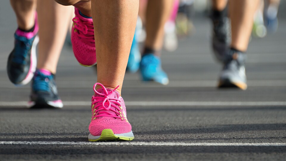 Des coureurs sur une piste d'athlétisme