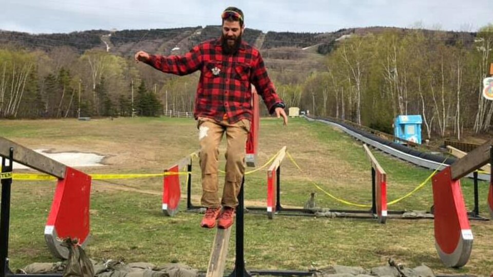 Au Mont Ste-Anne, un homme participe à une course à obstacles