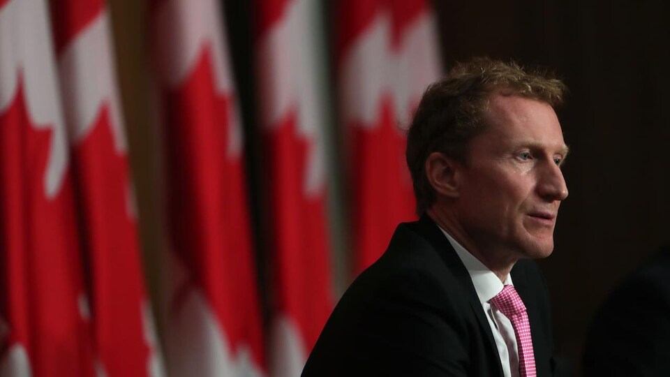 Marc Miller vu de profil, durant une conférence de presse.