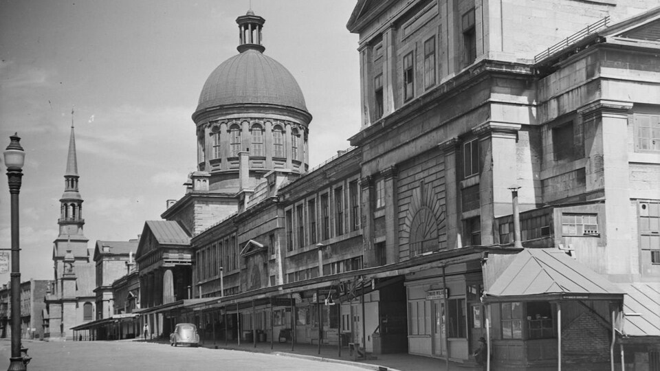 Photo en noir et blanc de la façade et du dôme de l'édifice.