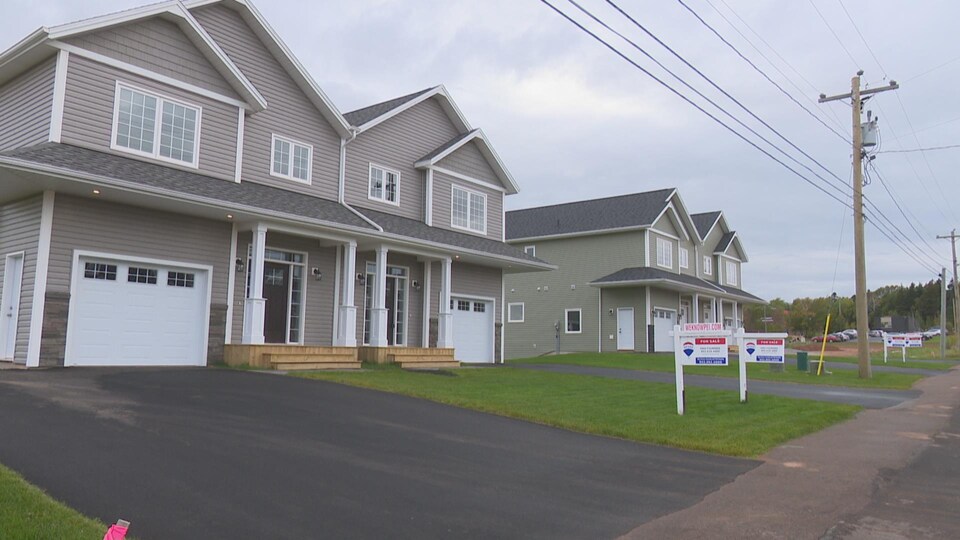 Quatre nouvelles maisons sont à vendre sur le bord d'une route en périphérie de Charlottetown.