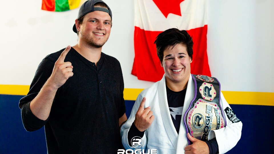 L'athlète pose avec sa ceinture de championnat après sa victoire.