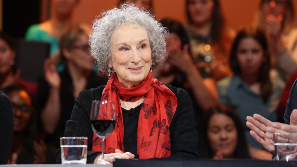 L'auteure Margaret Atwood dans le studio de Tout le monde en parle.