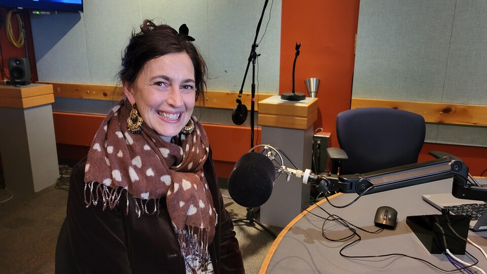 Marie-Ève Vaillancourt,  directrice des études au Cégep de Sept-Ïles, en studio à Radio-Canada Côte-Nord.