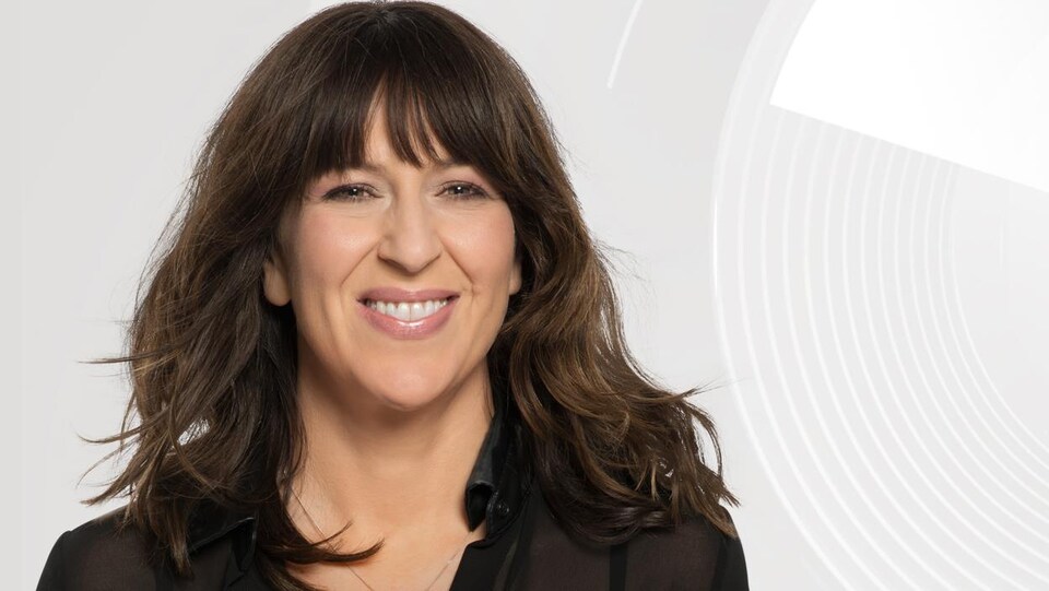 L’animatrice d’ICI Première Marie-Louise Arsenault, souriante.