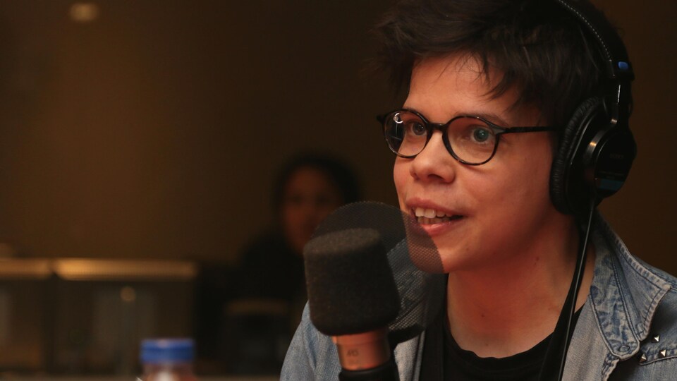 Marie-Ève Maréchale s'exprimant dans un studio de radio.