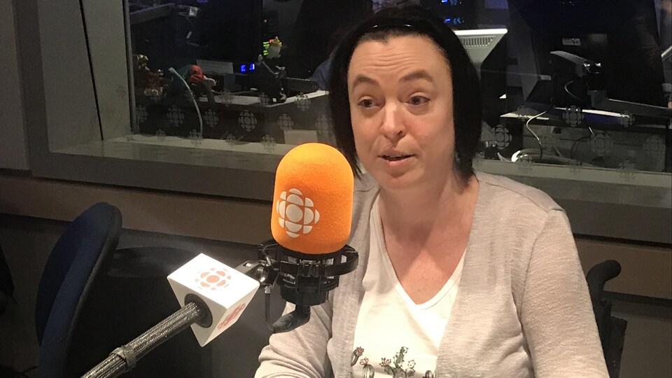 Marie-Sol St-Onge derrière un micro de Radio-Canada.