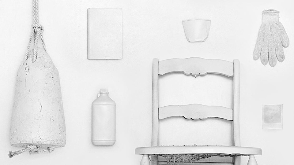 Une bouée, une chaise, un gant et d'autres objets tous peinturés en blanc.