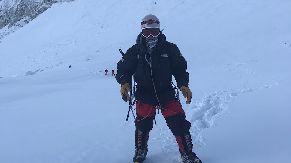Des alpinistes sont derrières Mario Cantin