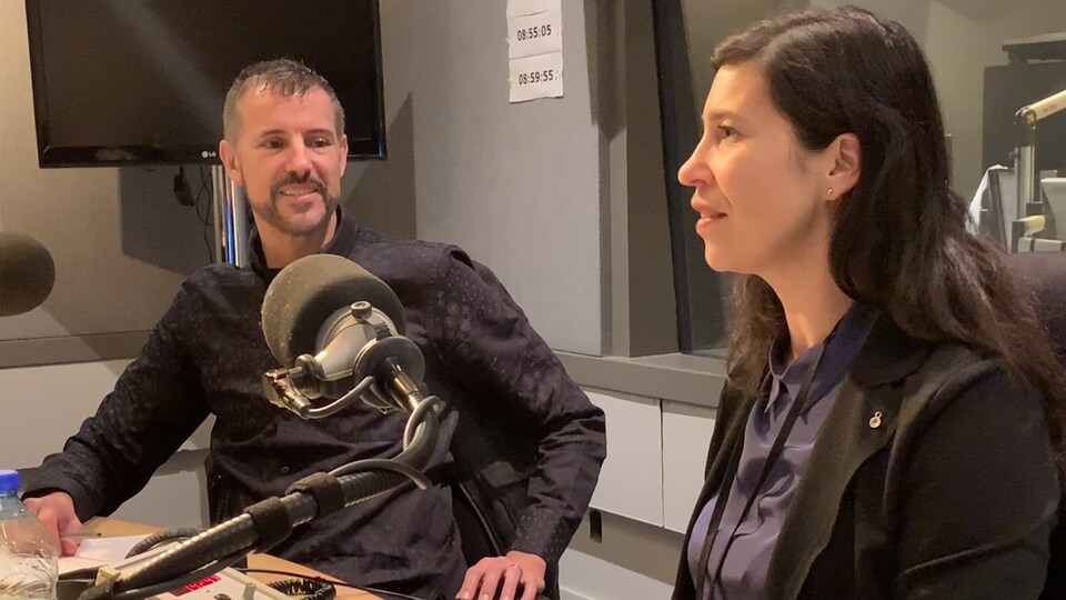 Un homme (Mark Bochsler) et une femme (Sandra Leuba) dans un studio radio de Radio-Canada.