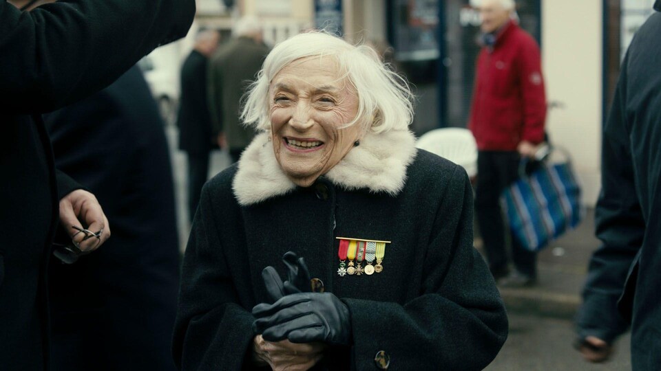 Marthe Hoffnung Cohn, personnage central du film « Chichinette : ma vie d’espionne » souriante et décorée de ses médailles militaires