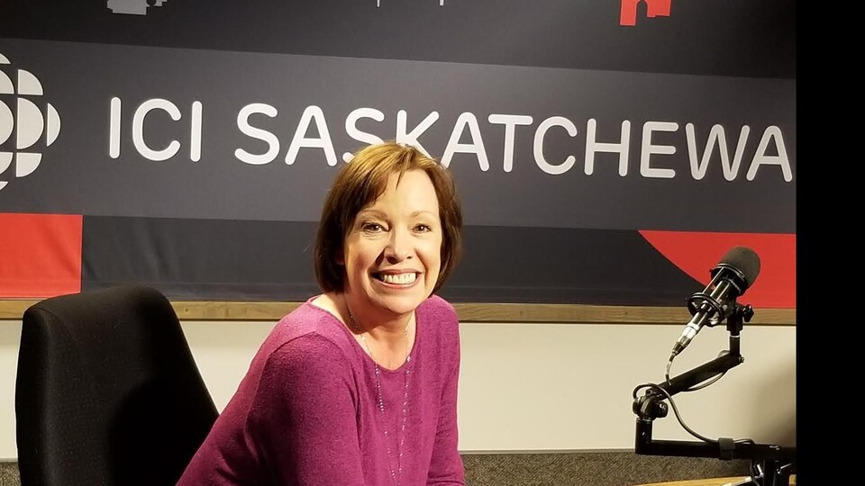 Une femme dans les studios radio d'ICI Saskatchewan