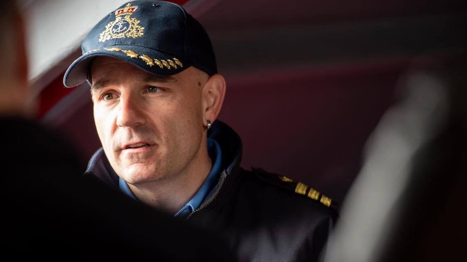 Un marin avec une casquette avec la feuille d'érable.