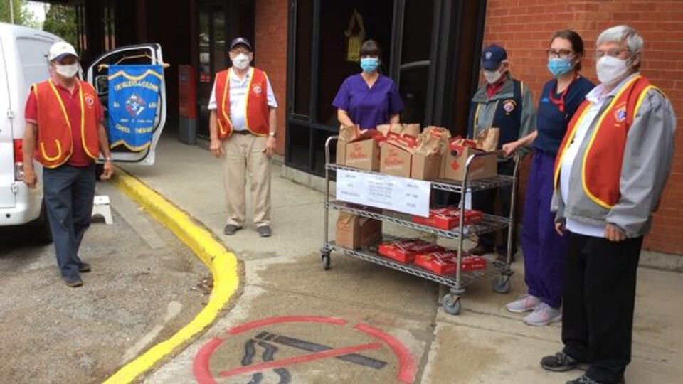 Les Chevaliers de Colomb du conseil de Thériault à Timmins effectuent des livraisons de café et de beignes.