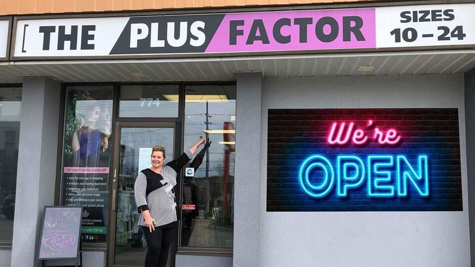 Linda Audette pose devant son commerce de Sudbury.
