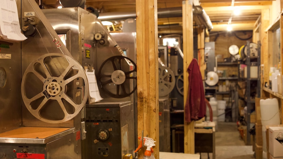 Les machines de développement de films photochimique chez Niagara Custom Labs à Toronto.