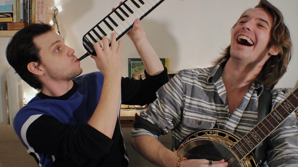 Eudes La Roche-Francoeur et Russel Niessen (au banjo), membres de la troupe musicale Smile Theatre.
