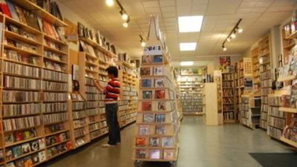 Images de plusieurs rangées de CD dans les magasin de disques Soundscapes