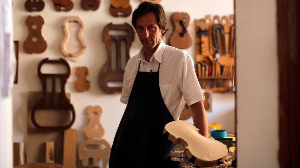 Le luthier Gaspar Borchardt dans son atelier de violon.