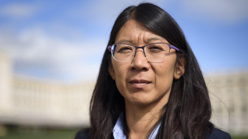 Joanne Liu regarde directement dans l'objectif de la caméra.