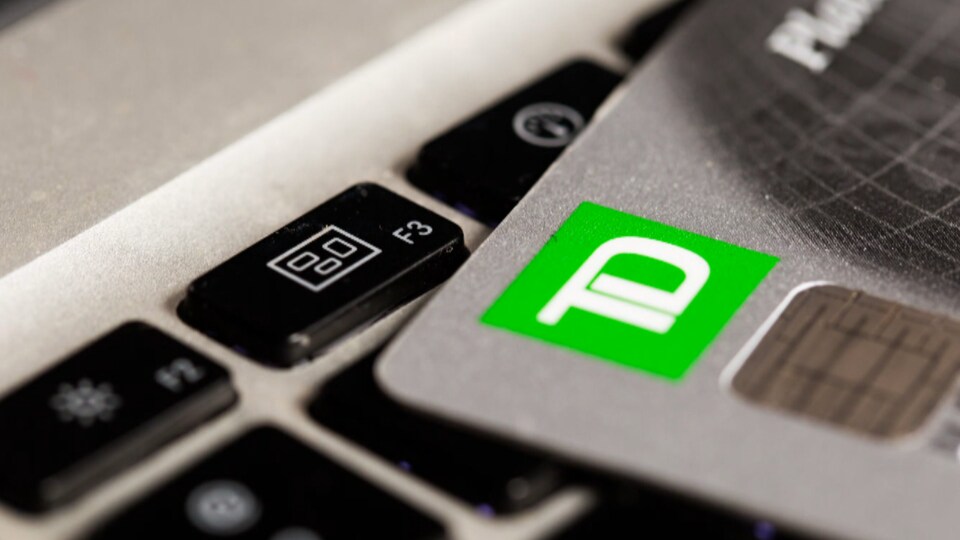 Carte de crédit TD posée sur un clavier d'ordinateur