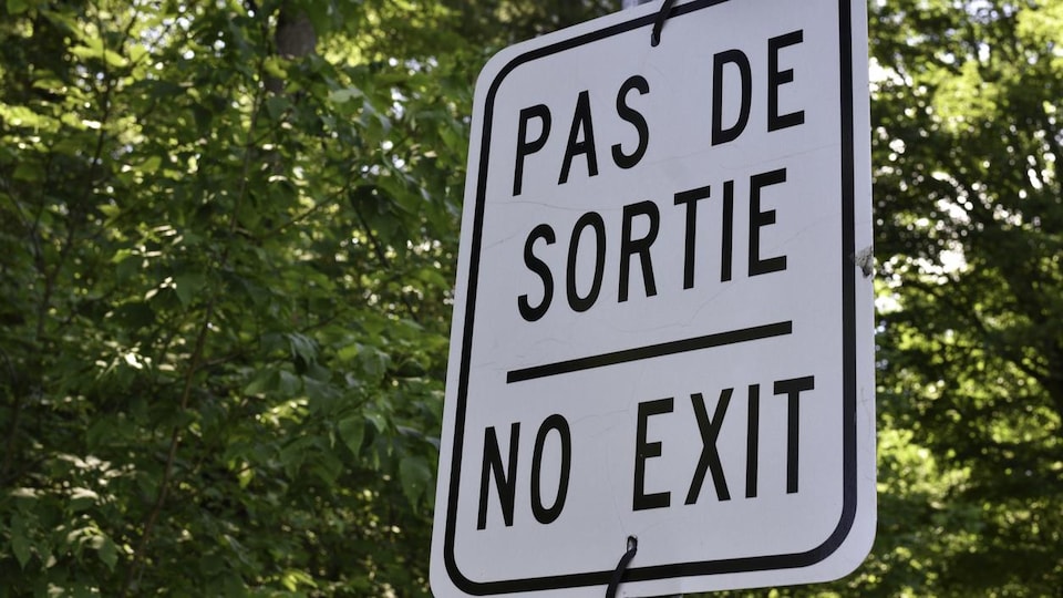 Affiche avec l'inscription «pas de sortie» et «no exit».