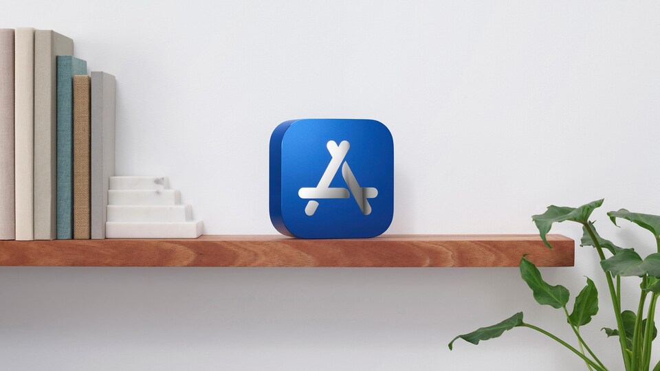 Le logo du Apple store posé sur une étagère.