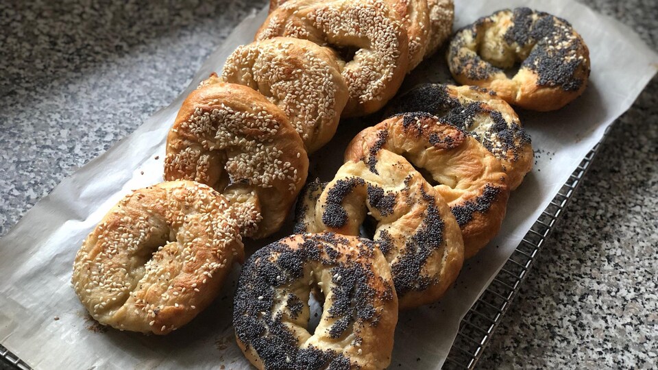 Un plateau de bagels maison au sésame et au pavot.