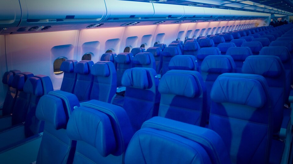 Des sièges vides dans la cabine d'un avion.