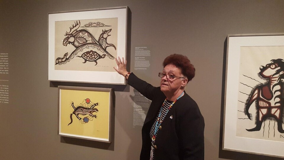 Diane Montreuil pointe une oeuvre d'art autochtone.