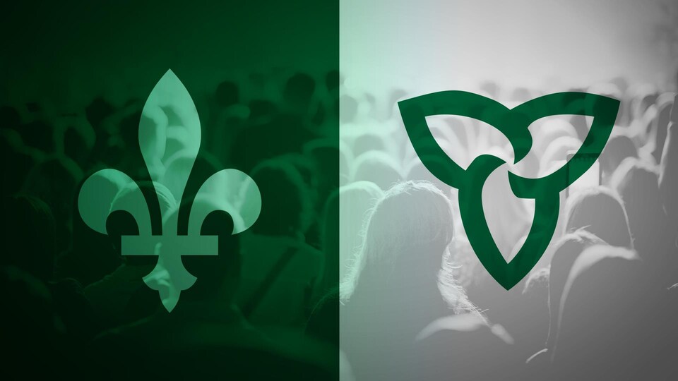 Une foule lors d'un concert sur fond de drapeau franco-ontarien