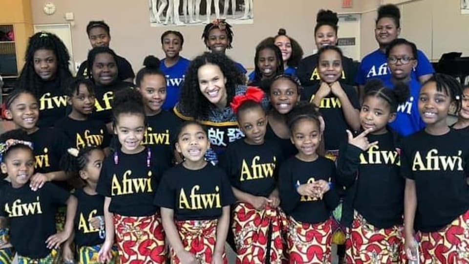 Photo de groupe de fillettes portant un t-shirt avec l'inscription «Afiwi».