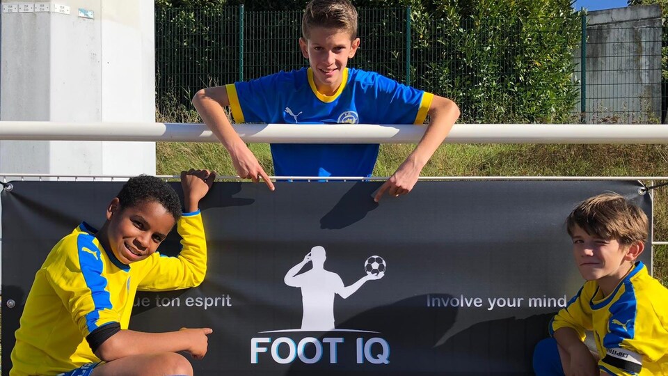 Des jeunes joueurs de soccer qui participent au programme éducatif Foot IQ.