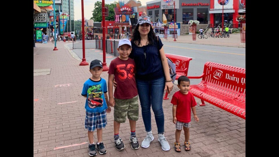 Indira Sayfieva pose avec ses trois fils,
