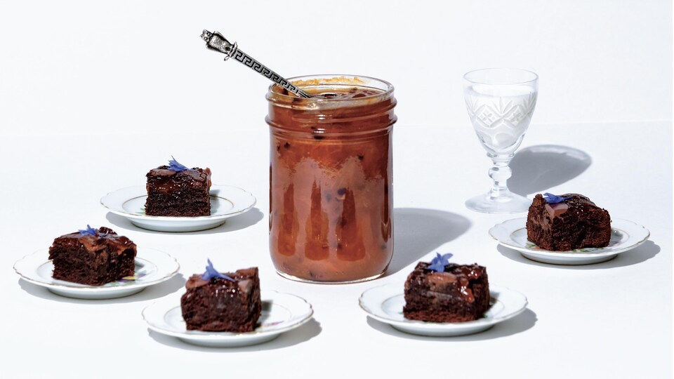 Des brownies au chocolat garnis de confiture d'abricots et d'éclats de cacao.