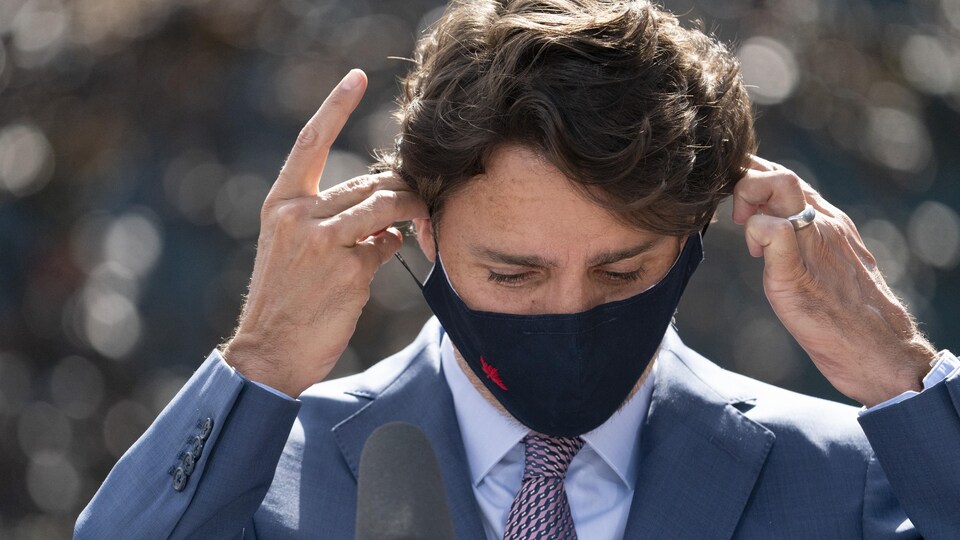 Gros plan de Justin Trudeau qui met son masque après son point de presse.