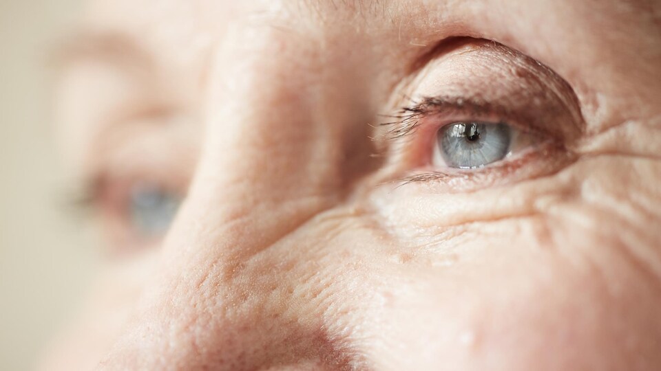 Le visage d'une aînée.