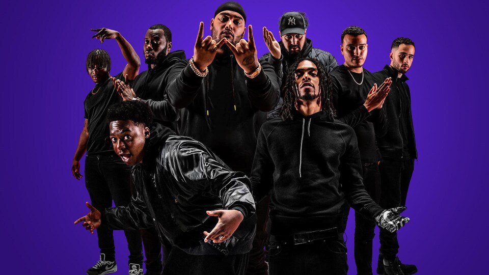 Un groupe de rappeurs vêtus de noir.