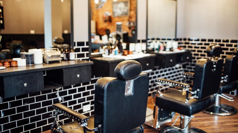 Des chaises vides dans un salon de coiffure.