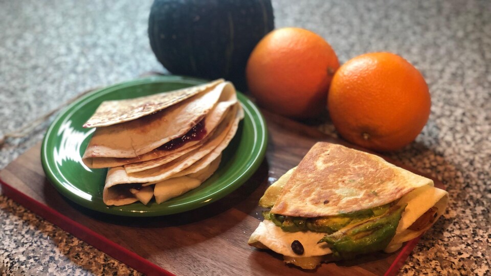 Deux tortillas garnies et pliées.