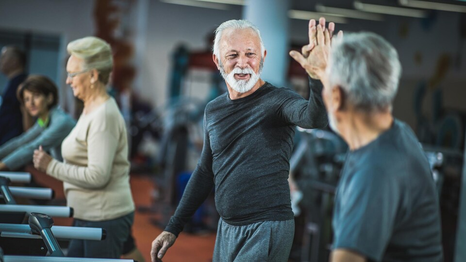 Des aînés s'entraînent dans un gym.