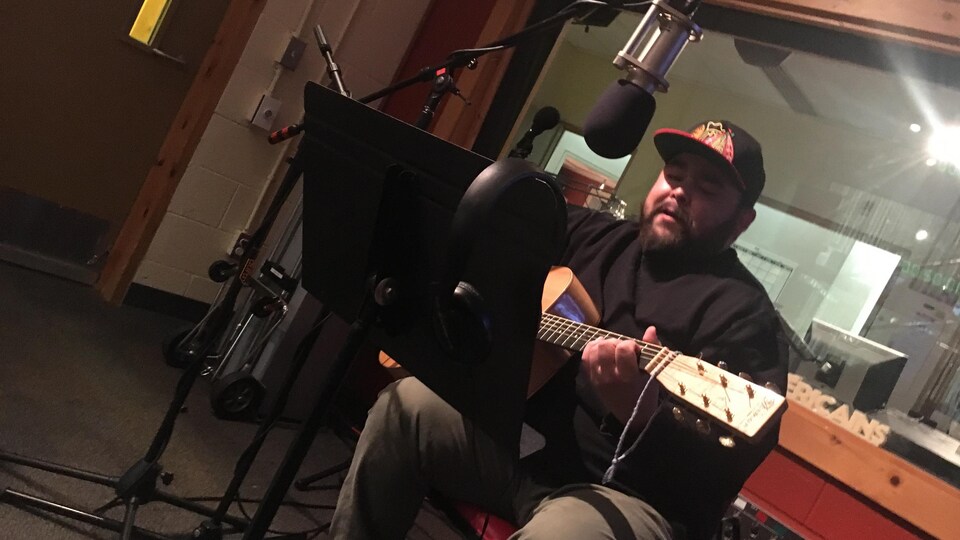 L’auteur-compositeur-interprète innu Matiu