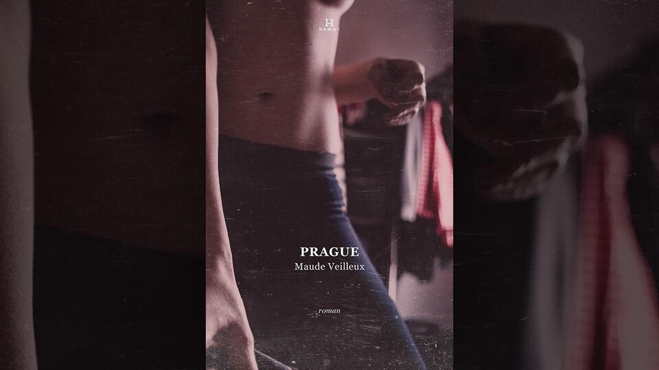 La photo d'une femme à demi nue. 