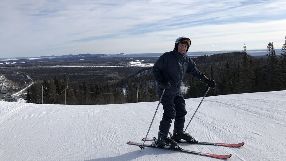 Maurice Mailloux au sommet du pente de ski