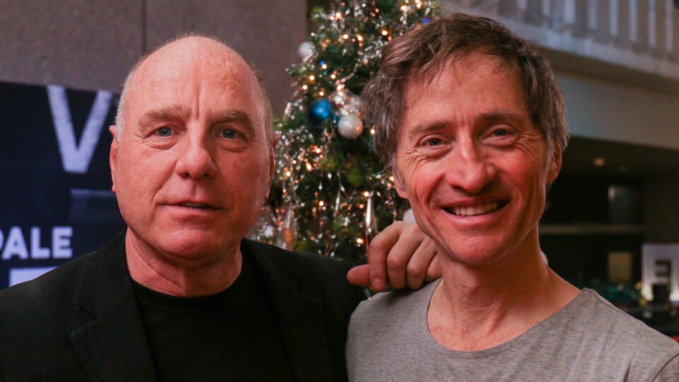 Maxence Bilodeau et Emmanuel Bilodeau devant un sapin de Noël.