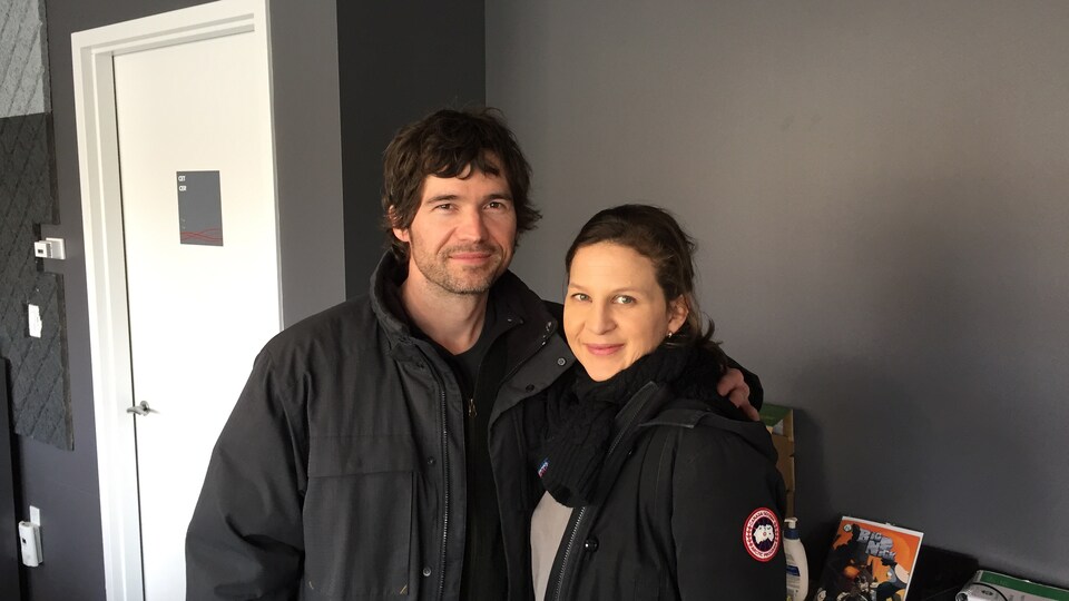 Photo de Maxime Denommée et d'Éveline Gélinas dnas les studio de Radio-Canada Sudbury.