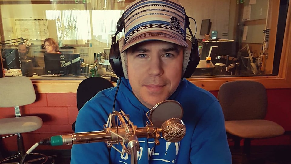 MC June, poète, slameur et rappeur, de passage en studio à Radio-Canada Côte-Nord, à Sept-Iles