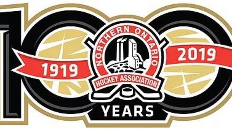 Logo aux couleurs noir, rouge et or pour marquer le centième anniversaire de l'association de hockey du nord de l'Ontario