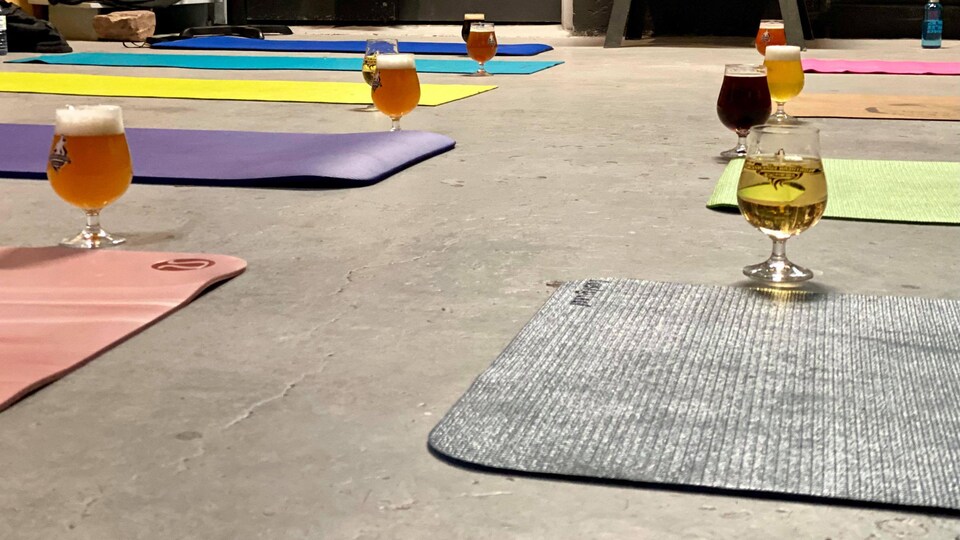 Des tapis de yoga et des verres de bière.